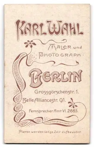 Fotografie Karl Wahl, Berlin, Belle-Alliance-Str. 91, Sitzendes Baby auf einem flauschigen Fell