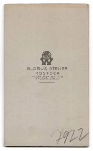 Fotografie Globus Atelier, Rostock, Kröpeliner Str. 33 /35, Kleinkind auf einem Kissen sitzend