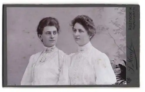 Fotografie S. Maass, Rostock i.M., Hopfenmarkt 14, Zwei Frauen in eleganter Kleidung