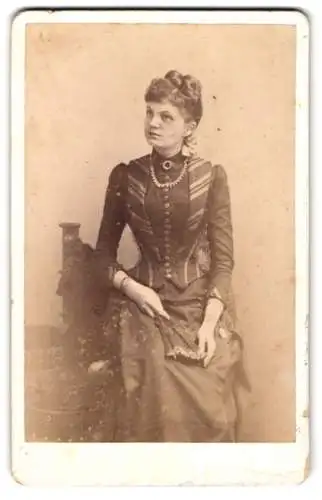 Fotografie H. Arnold, Rostock, Hopfenmarkt 34, Dame in tailliertem Kleid in eleganter Pose