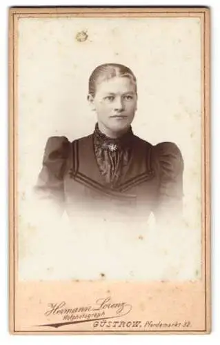 Fotografie Hermann Lorenz, Güstrow, Pferdemarkt 32, Portrait einer jungen Frau mit hochgestecktem Haar