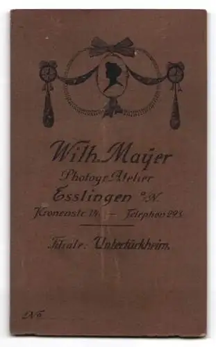 Fotografie Wilh. Mayer, Esslingen, Kronenstrasse 14, Frau in elegantem weissen Kleid