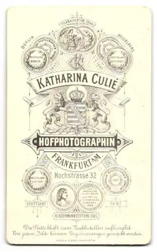 Fotografie Katharina Culie, Frankfurt a. M., Hochstr. 32, Frau in elegantem Kleid