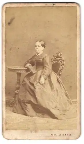 Fotografie Lachmann, Prag, Ferdinandstrasse 361-1, Frau in eleganter Pose