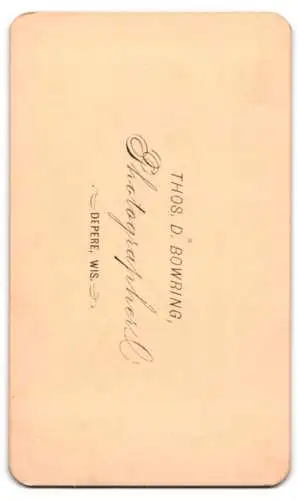 Fotografie Thos. D. Bowring, Depere, Elegante Dame in dunklem Kleid