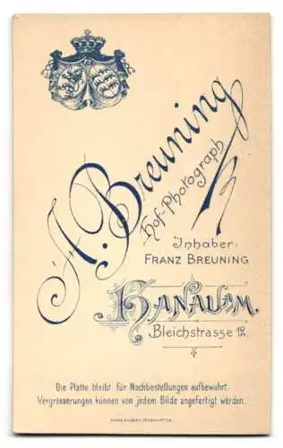 Fotografie A. Breuning, Hanau a. M., Bleichstrasse 12, Porträt einer Frau mittleren Alters mit Ohrschmuck