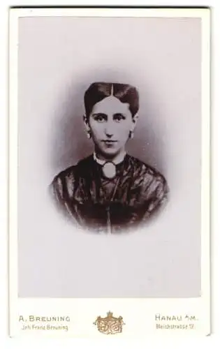 Fotografie A. Breuning, Hanau a/M., Bleichstrasse 12, Portrait einer Frau mit Ohrringen und Brosche