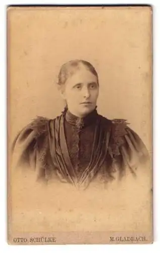 Fotografie Otto Schülke, M.-Gladbach, Crefelder Strasse, Porträt einer Dame in elegantem Kleid