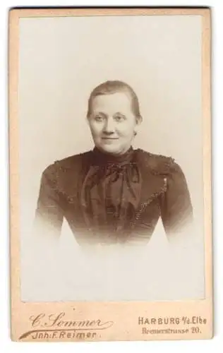 Fotografie C. Sommer, Harburg a/d Elbe, Bremerstrasse 20, Portrait einer Dame in dunkler Kleidung