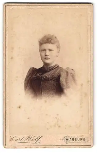 Fotografie Carl Wolf, Harburg, am Kriegerdenkmal, Portrait einer jungen Frau