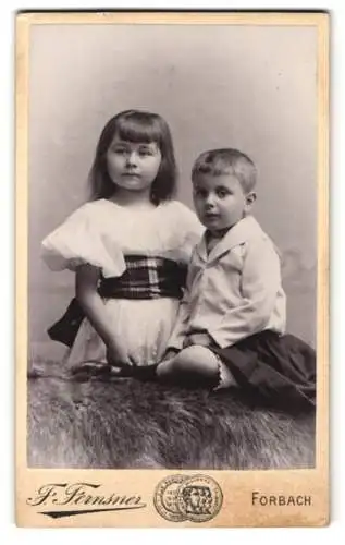 Fotografie Fritz Fernsner, Forbach, Nationalstrasse, Zwei Kinder auf einem Pelz sitzend