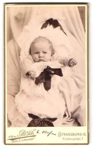 Fotografie van Bosch, Strassburg i. E., Kleberplatz 7, Porträt eines Babys in Taufkleidung