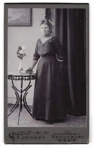 Fotografie H. Jensen, Rendsburg, Wallstrasse 1, Frau mit Blumenvase und Büchern