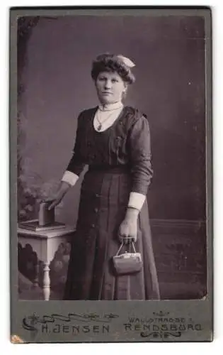 Fotografie H. Jensen, Rendsburg, Wallstrasse 1, Frau mit Buch und Handtasche