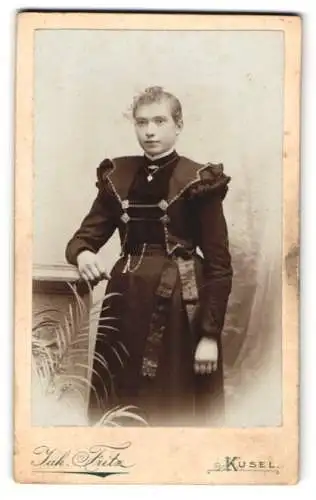 Fotografie Jakob Fritz, Kusel, Bahnhofstrasse, Junge Frau in elegantem Kleid