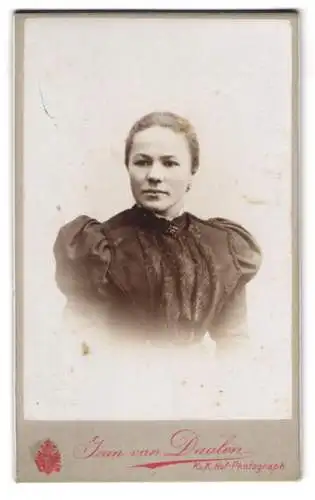 Fotografie Jean van Daalen, Gmünd, Marktplatz, Porträt einer jungen Frau mit hochgestecktem Haar