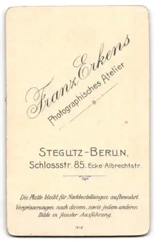 Fotografie Franz Erkens, Steglitz-Berlin, Schlossstr. 85, Frau in elegantem Kleid neben Tisch und Stuhl