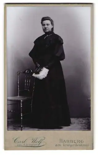 Fotografie Carl Wolf, Harburg, am Kriegerdenkmal, Dame in dunklem Kleid mit Buch