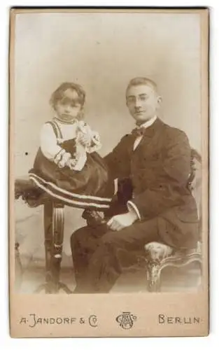 Fotografie A. Jandorf & Co., Berlin, C. Spittelmarkt 16 /17, Ein eleganter Herr mit einem kleinen Mädchen