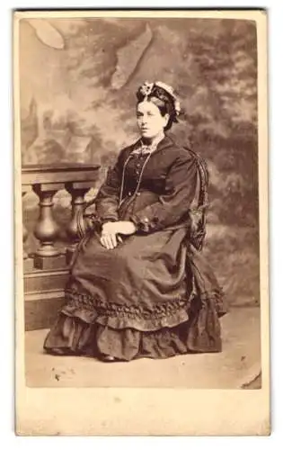 Fotografie J. Urie, Glasgow, Jamaica Street 83, sitzende Dame in elegantem Kleid