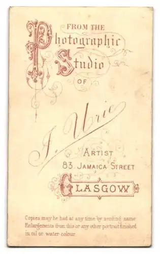 Fotografie J. Urie, Glasgow, Jamaica Street 83, sitzende Dame in elegantem Kleid