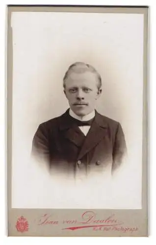 Fotografie Jean van Daalen, Gmünd, Marktplatz, Porträt eines jungen Mannes in Anzug