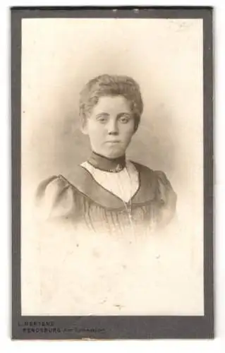 Fotografie L. Mertens, Rendsburg, Am Gymnasium, Porträt einer jungen Frau