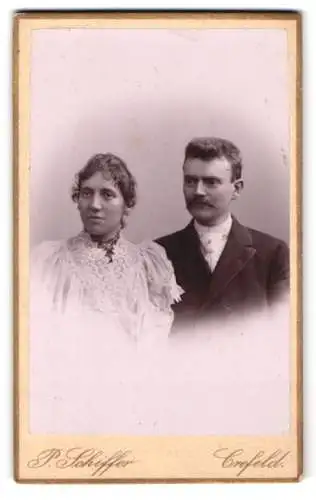 Fotografie P. Schiffer, Crefeld, Neue Linnerstrasse 74, Portrait eines ernst blickenden Paares