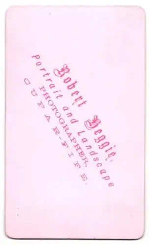 Fotografie Robert Heggie, Cupar, Portrait einer elegant gekleideten Dame mit Stuhl