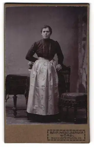 Fotografie Raim. Haselberger, Wörgl, Bahnhofstrasse 25, Frau in traditioneller Kleidung