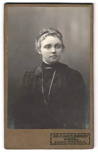 Fotografie Raim. Haselberger, Wörgl, Bahnhofstrasse 25, Portrait einer jungen Frau