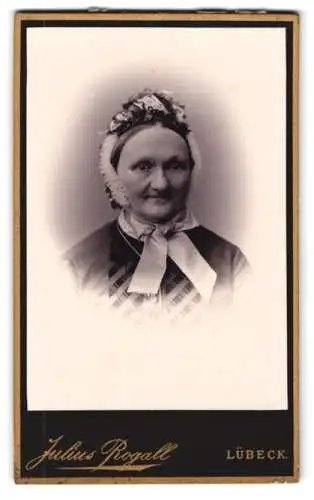 Fotografie Julius Rogall, Lübeck, Breitestrasse 37, Portrait einer älteren Dame mit Haube