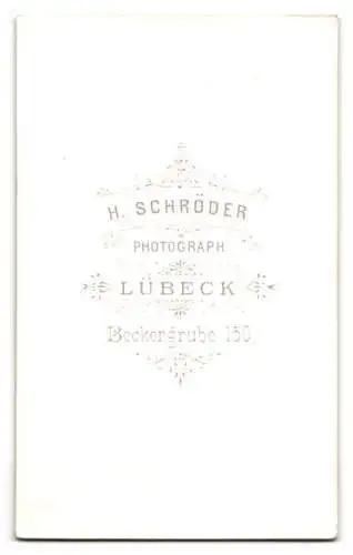 Fotografie H. Schröder, Lübeck, Beckergrube 150, Porträt einer jungen Frau in dunkler Kleidung