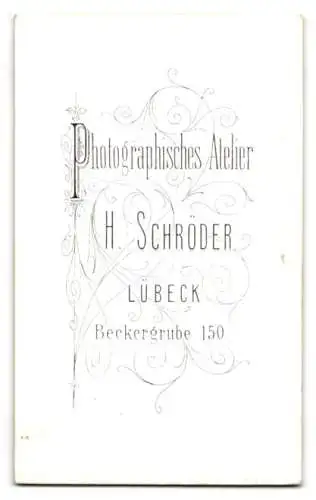 Fotografie H. Schröder, Lübeck, Beckergrube 150, Porträt einer Frau in eleganter Kleidung