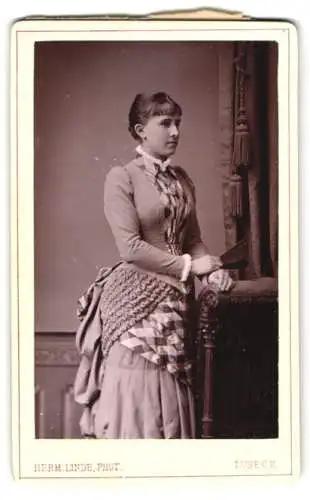 Fotografie Herm. Linde, Lübeck, Johannisstrasse 31, Elegante Dame in tailliertem Kleid