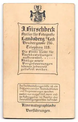 Fotografie J. Hirschbeck, Landsberg a. Lech, Brudergasse 216, Sitzende Frau in traditioneller Kleidung