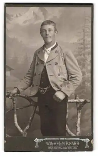 Fotografie Wilhelm Knarr, Rosenheim, Innstrasse 42, Eleganter Herr in Tracht