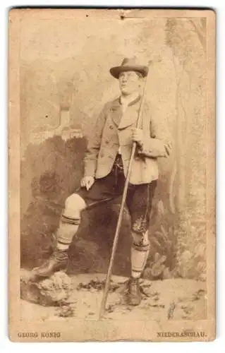 Fotografie Georg König, Niederaschau, Mann in traditioneller Tracht mit einem Wanderstock