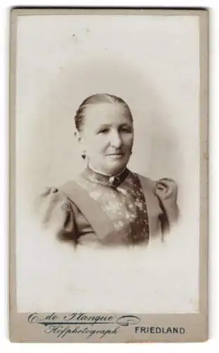 Fotografie C. de Planque, Friedland, Ältere Dame mit hochgestecktem Haar