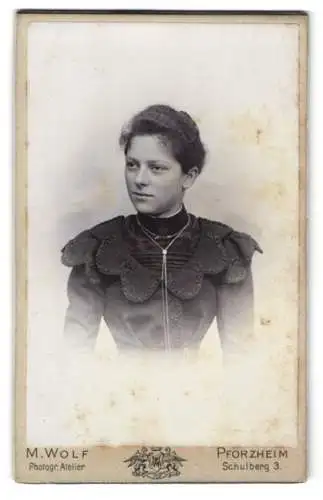 Fotografie M. Wolf, Pforzheim, Schulberg 3, Portrait einer jungen Frau in elegantem Kleid