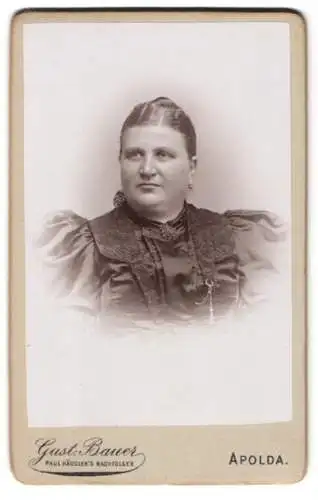 Fotografie Gust. Bauer, Apolda, Ackerwand No. 34, Portrait einer Dame mit hochgestecktem Haar und elegantem Kleid