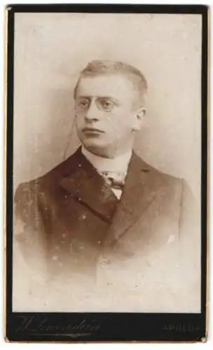 Fotografie W. Löwenstein, Apolda, Portrait eines jungen Mannes mit Brille