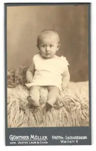 Fotografie Günther Müller, Frankfurt am Main, Wallstr. 8, Kleinkind in weissem Kleid auf Fellunterlage