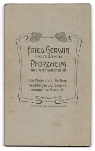 Fotografie Friedr. Gerwig, Pforzheim, Westl. Karl-Friedrichstr. 40, Porträt eines jungen Jungen stehend neben einem Tisc