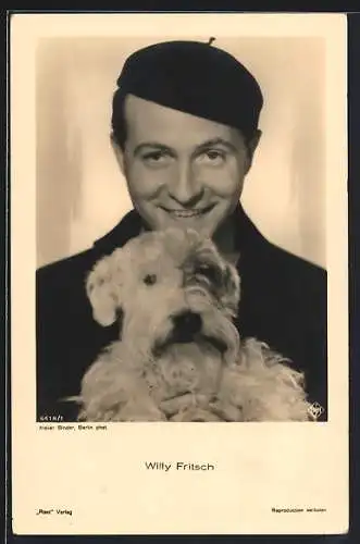 AK Schauspieler Willy Fritsch mit Hund und Mütze