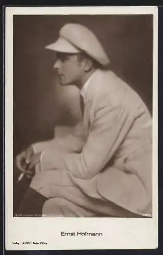 AK Schauspieler Ernst Hofmann mit Zigarette in der Hand
