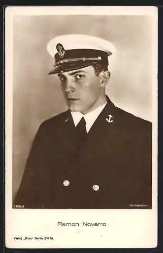 AK Schauspieler Ramon Novarro als Kapitän in Uniform