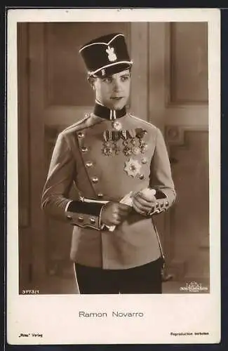 AK Schauspieler Ramon Novarro in Uniform