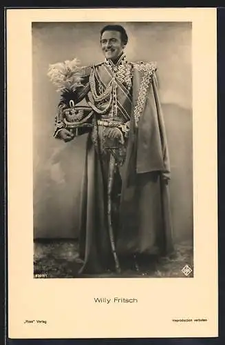 AK Schauspieler Willy Fritsch in Uniform mit Pickelhaube und Mantel