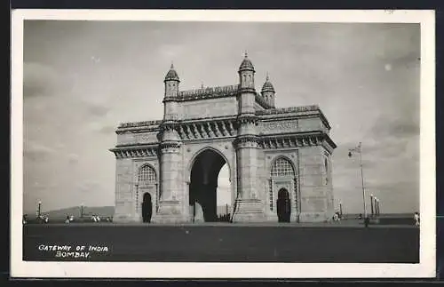 AK Bombay, Gateway of India